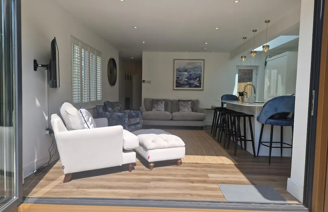South Coast Beach Holiday Home-3 Bed-Gf-Sleeps 6-Free Parking-Walk To Beach-Private Garden- Families-Professional Groups-Contractors Welcome-1