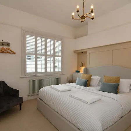 South Coast Beach Holiday Home-3 Bed-Gf-Sleeps 6-Free Parking-Walk To Beach-Private Garden- Families-Professional Groups-Contractors Welcome-3