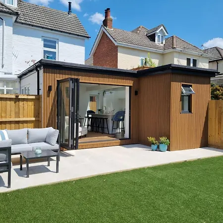 South Coast Beach Holiday Home-3 Bed-Gf-Sleeps 6-Free Parking-Walk To Beach-Private Garden- Families-Professional Groups-Contractors Welcome-2